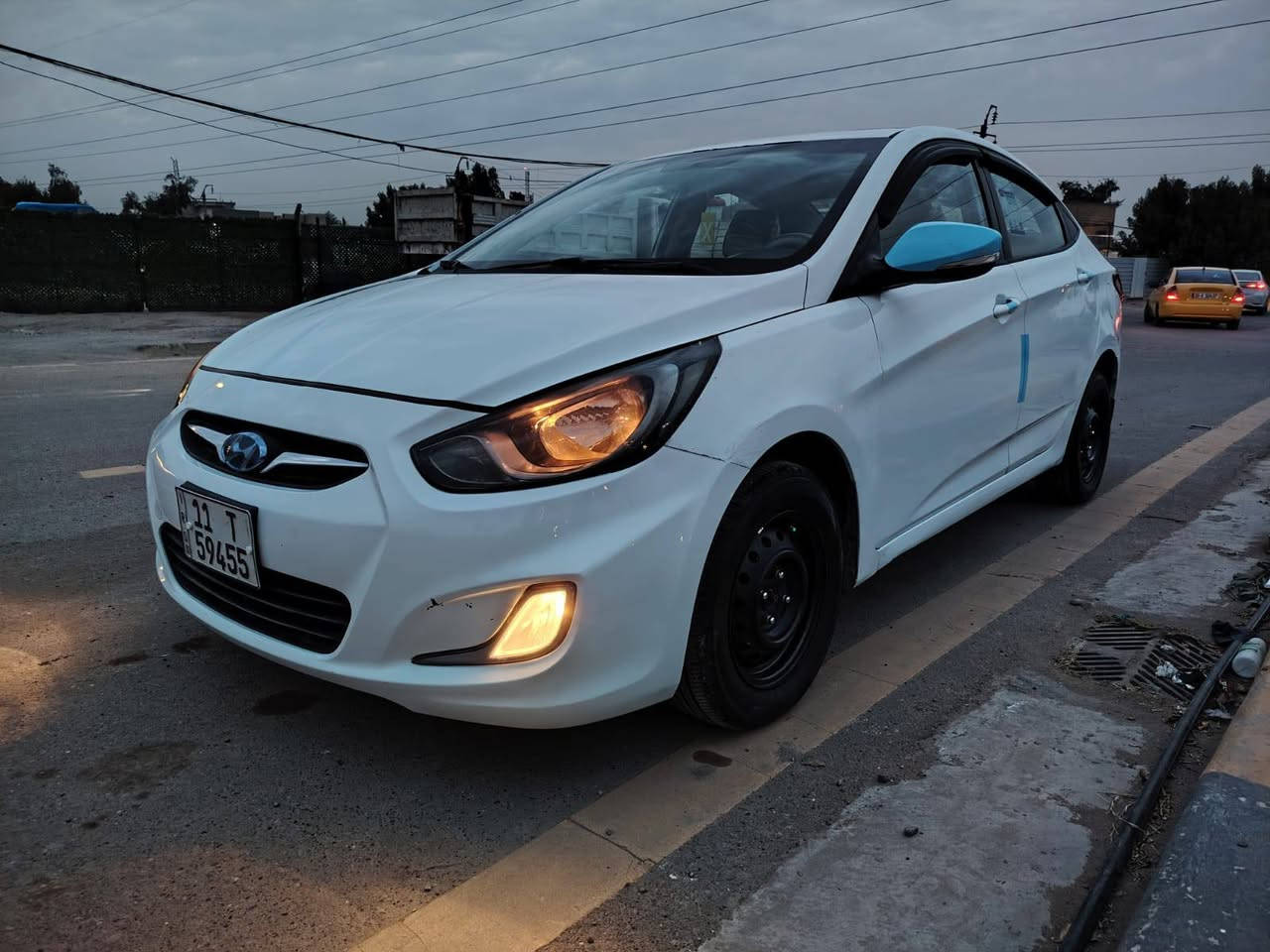 السلام عليكم اكسنت موديل ٢٠١٢ خليجي ١٦٠٠ دبل قطرة فول مواصفات عدا البصمة رقم بغداد انكليزي بأسمي داخلة هزه جديدة مكفولة مكينة كير تخم تاير صدر امامي خلفي كهربائيات غرفة جديدة بيهة ضربة جاملغ عكس السائق بدون داخل + اربع قطع صبغ مكاني بغداد - كويريش قرب علوة الرشيد السعر ٨٨  للاتصال ***********
