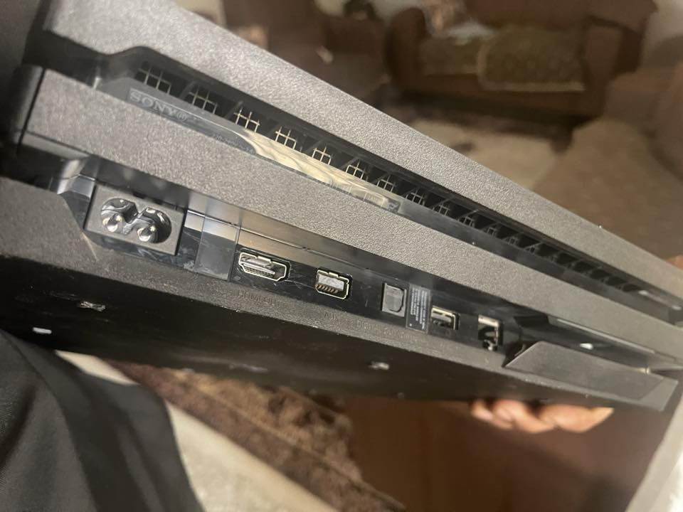 بلي 4 برووو اعلى فئه واعلى مواصفات ذاكره 1 تيره نظيف جداً نظافته 97‎%‎ لووك ستيكر ممفتوح ومامستخدم هواي جميع ملحقاته موجوده ويا جوستكات 2 اصليه و3 اقراص وهارد خارجي 1 تيره اضافي 
سعره 325 الف قفل 
مكاني حي الجهاد 
***********
