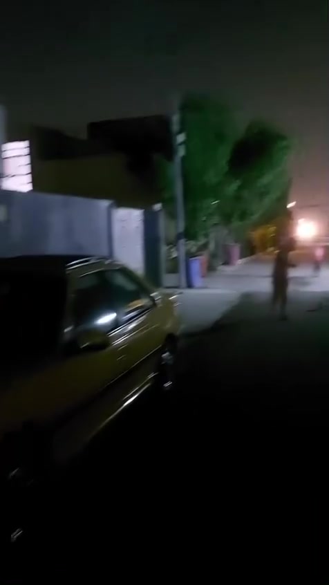 سلام عليكم من رخصه الادمن بيت للبيع في بدايه شارع ملايين مساحه البيت١٨٠ م يتوفر خدمات حمامين داخلي وخارجي وصاله ضيوف وغرفتين نوم طابق واحد طابق ثاني بيتونه بناء طابوق للاستفسار الاتصال على الارقام 
***********
***********
