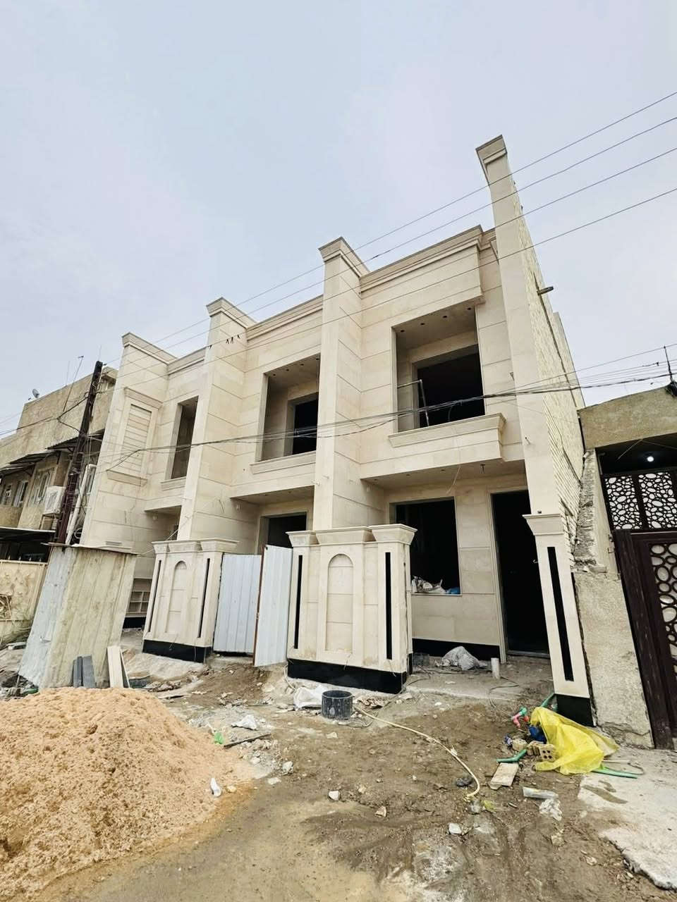 تونات للبيع مساحه 100متر((بسعر مناسب))
الواجهه 4 متر 

النزال 25 متر

العنوان📍:-حي الجهاد/ضباط الشهداء /قرب شارع60/

قرب شارع المظخه التجاري /

يحتوي كل دار على :-غرف نوم عدد4 /صحيات عدد3 /

صاله/مطبخ/حولي /بيتونه/سطح/

طابو صرف/تسلم مفتاح/واجهه مرمر/بناء درجه اولى/

موقع ممتاز امام سياج مدرسه/فرع عريض12 متر/

للاستفسار الأتصال 

***********

***********

يتوفر واتساب ✅
