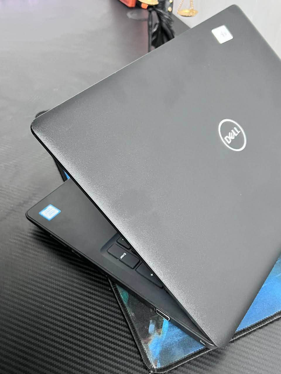 الصراحة هذا الموديل كلش راقي ويفيد الي يريد يتونس او يشتغل
يجي بكرت شاشة خارجي 2GB مخصص للبرامج الاحترافية 

Dell - فئة رجال الاعمال

• Intel Core i7 - 8550U - معالج

• AMD 530 - 2GB  مناسب للألعاب المتوسطة والبرامج

• Intel UHD GRAPHICS 4GB - كرت شاشة داخلي 

• 8GB DDR4 RAM - قابل للزيادة لحد 64 كيكا

• 256GB M.2 NVMe - تخزين قابل للزيادة

• 15.6 inch SCREEN - شاشة بحجم مثالي والوانها تخبل

--نحافة وخفة وزن اللابتوب كلش مناسبة--

🔰مع الملحقات : شاحنة + ماوس كيمنك RGB  وماوس باد وحقيبة🔰

🟩ضمان 10 ايام من اي خلل استبدال 🟩

🪙سعر اللابتوب: 355 الف دينار 

توصيل جميع محافظات العراق 5 الف 

☢️واتس: ***********☢️
