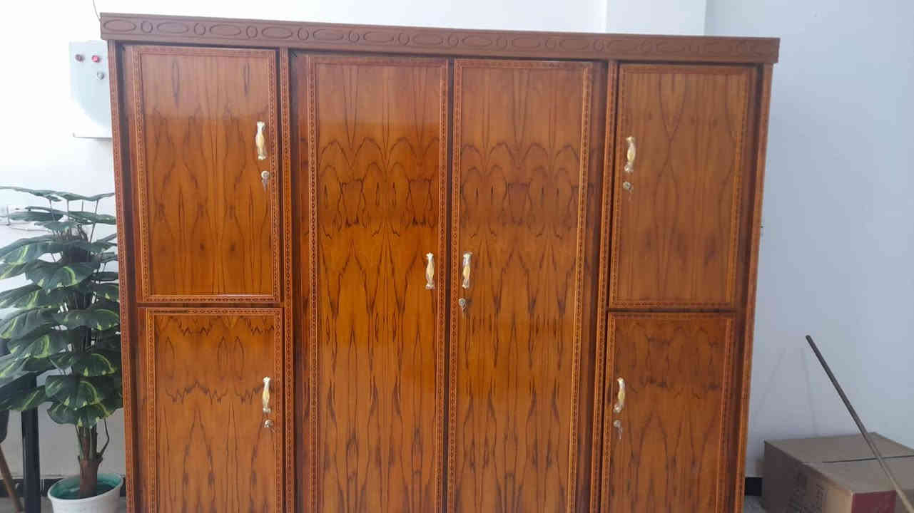 يتوفر كناتير بابين و ثلاث ابواب و اربعة حسب الطلب 
الانبار الرمادي شارع 40 📍 
تتوفر خدمة توصيل 🚚 
للاستفسار خاص او على الرقم ***********
