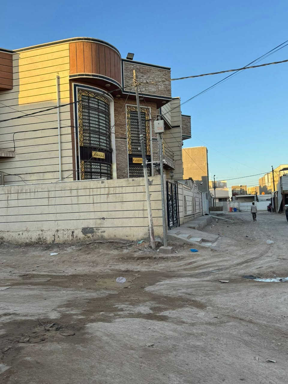 #دار_للبيع_شارع_80_كربلاء_محيزم_طابو_صرف

🏚️دار للـبيـــع شــارع 80 كــربــلاء محيزم🏚️

❇️خــلــف مــســجـد الــرحــمـان  مباشرتا قريــب عـلى الـشارع العام❇️

🔺🔺الـــدار ركــن🔺🔺

🟢🟢الــمـســاحــه 130 متر🟢🟢

🟡طــابــو صــرف🟡

⭕️الواجــه 10 والنــزال 13⭕️

⚡️⚡️يــحــتــوي على⚡️⚡️

✅الــطابــق الارضــي //غــرفة نــوم واحــده وهــول وصــالة

اســتــقـبـال ومــطـبـخ ومجمع صحيات

✳️الــطابق الــثـانـي //غــرف نــوم عــدد اثــنان وهــول ومجمع صحيات

🔻🔻عرض الــشارع 10 مــتر🔻🔻
________
🟣⭐للاٌســــتفسار⭐ 🟣  
#مـكتب_واحــــة_بــابــل_للــعقار
#الــــكائن_في_حــي_الكــــــرامه
#منتصف_شارع_الضريبه
#مجاور_محطة_غزل_لغسل_السيارات
#مقابل_المحافظه_الجديده ☎️
📲  ***********  ☎️
اتصال او واتساب 
#مــن_لــديــه_عــقــار_تــجــاري_او_ســكــني_او_زراعــي_للــبــيــع_او_للايــجــار
#مـــراســلة_الــصــفـــحه_او_الارقــام_المــدرجــه_اعلاه
