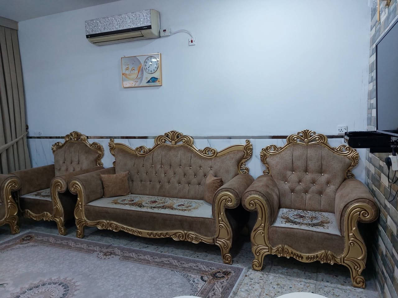 السلام عليكم 
تخم قنفات للبيع ١٠مقاعد  بحالة جيدة وجودتها عاليةوبدون اي ضرر كما موضح بالصور

السعر ب٨٠٠ وبي مجال بسيط للشراي 

وسيت طبلات 

واحدة كبيرة و٤ صغيرات 

ايضا بحالة جيدة كما موضح بالصور 

السعر ٧٠ 

للاستفسار على الخاص 

المكان بغداد الكرخ


**إذا كنت صاحب هذا الإعلان وتريد حذفه لأي سبب، رجاءا أرسل رسالة إلى الدعم الفني**