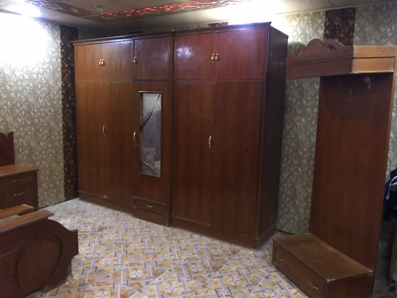 السلام عليكم غرفة اخشاب صاج باب اول قوية جداً كبيرة  كامله مابيها نقص نضيفة بيها نواقص بسيطه جداً للبيع سعر 300 الف وبيها مجال للطيبين مكاني البصرة ابي الخصيب للتواصل ***********
