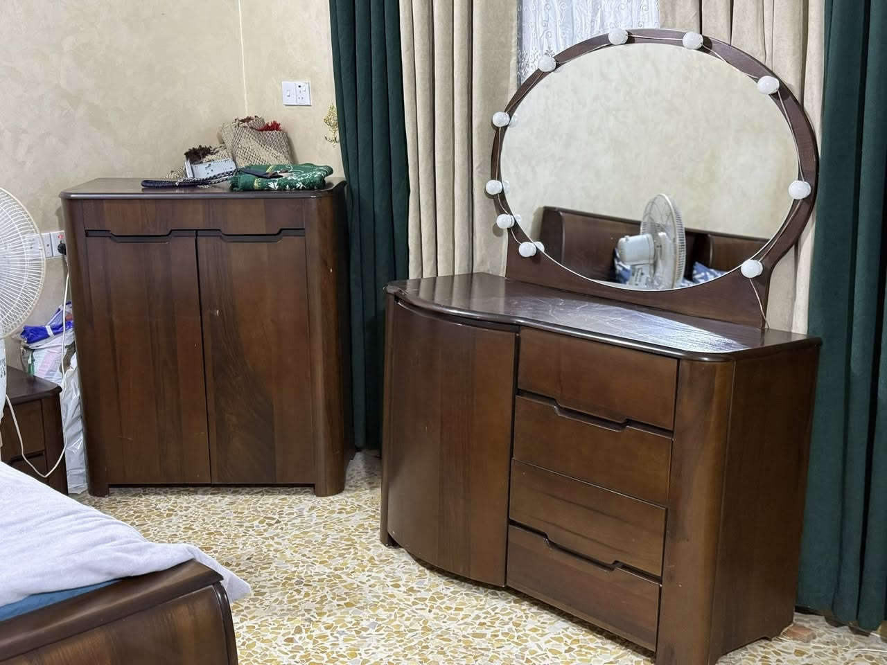 سلام عليكم
عندي غرفتين صاج ماليزي اصليه تكمة
ثنينهن مشابهات نفس الي بصورة
مستعملات قليل نضيفات جداً
سعر الوحدة مليون وبيها مجال قليل
مكاني بغداد الجديدة

‭0776 222 5003‬ مصطفى
