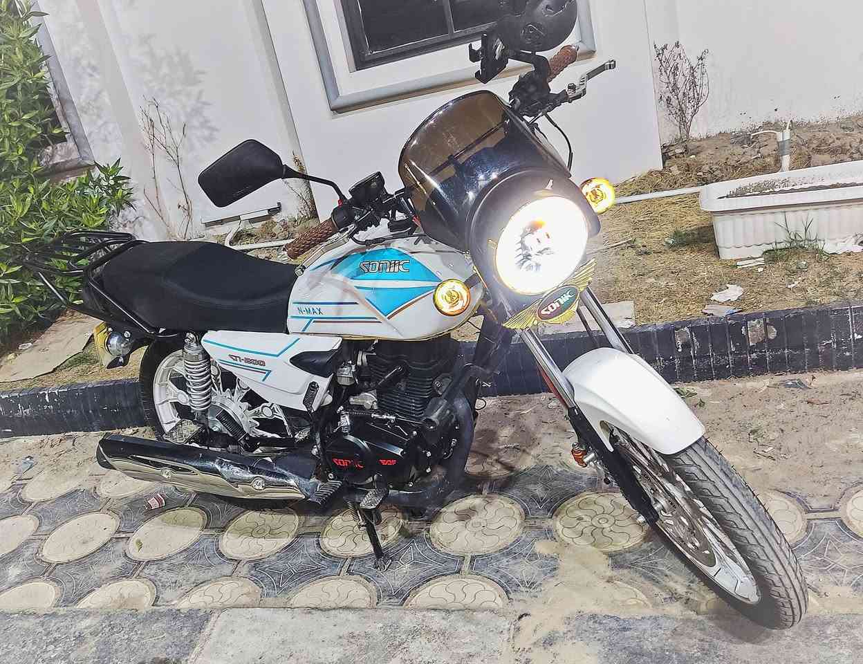 الي يدور مرقم ((نجف))  ولوحات  ومداور ثاني يوم ومديل٢٥ صارلهة شهر مشتغلة 
سونلك ٥كير
سبب البيع  ضرف وحتاجيت الفلوس 
دراجة جديدة ونضيييييفة وكاملة مكملة وكلشي شغال
الناس جاي تاخذهة للدلفري كلش قوية لان مكينته مال دايون 200cc
السعر 1900 
***********
متوفر واتساب ايضا
