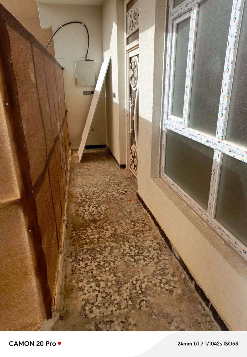 تحيه طيبه بيت مساحه 200 متر طابق ثاني بناء حديث للأيجار يقع في الزهراء خلف عماره القزويني قريب على تقاطع ابو علي الكهربائي يتكون من صحيات حمام غربي شرقي مطبخ حار و بارد وصاله واستقبال وغرفه 

للايجار الاستفسار الاتصال على الرقم 
***********
