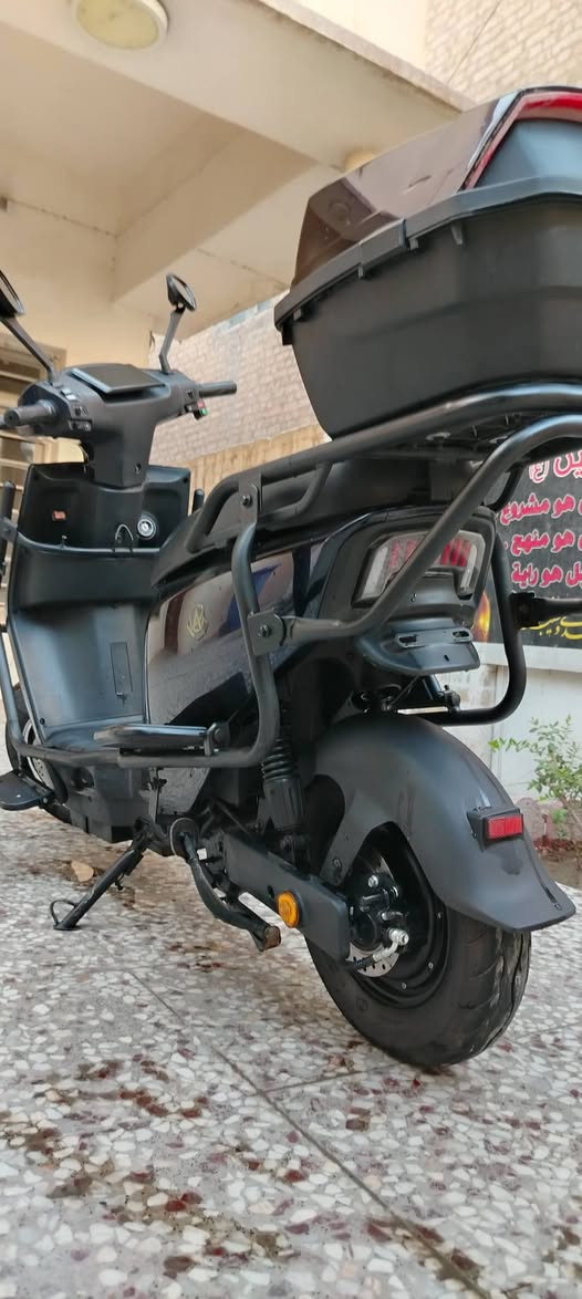 السلام عليكم دراجه شحن سكنس ام الدرع نضيفه جدا بطاريات ٦ جدد الحجم الكبير قبل اسبوع شديتهن الوكيل ١٠٠٠ ثلاث سرع  السرعة القصوى ٦٠كم تمشيك الشحنة الواحدة ٤٠ كم لايت عالي وناصي واشارة يمنة ويسرة وبريك هايدروليك يعني بالمكان بييهة نظام البك بار مكاني بغداد جادريه السعر ٦٥٠وبيهه مجال للاستفسار الاتصال على الرقم *********** موجودواتساب
