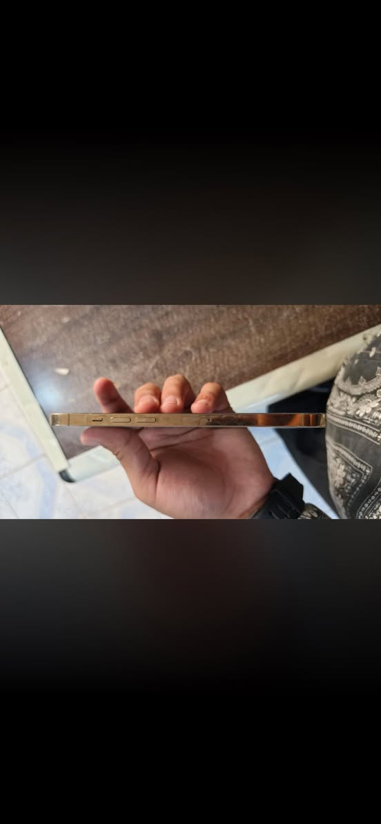 السلام عليكم 12برو ماكس للبيع 
ذاكره 128
بطاريه79
ما داخل صيانه بس بي مشكله وحده الكامره لأماميه عطلانه مكسوره 
رايده250قفل ربع ما ينزل
التواصلفقط واتساب***********
