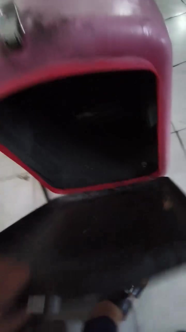 صندوق دلفريه حجي الكبير مستعمل مو هواي موجود كل غراضه. موجودات من سبرنكات ونتتات وبراغي واشرات وراصطه حديد كله موجوده للبيع السعر الجديد ب ٦٠ والمستعمل ب ٤٠ للاتصال ***********
