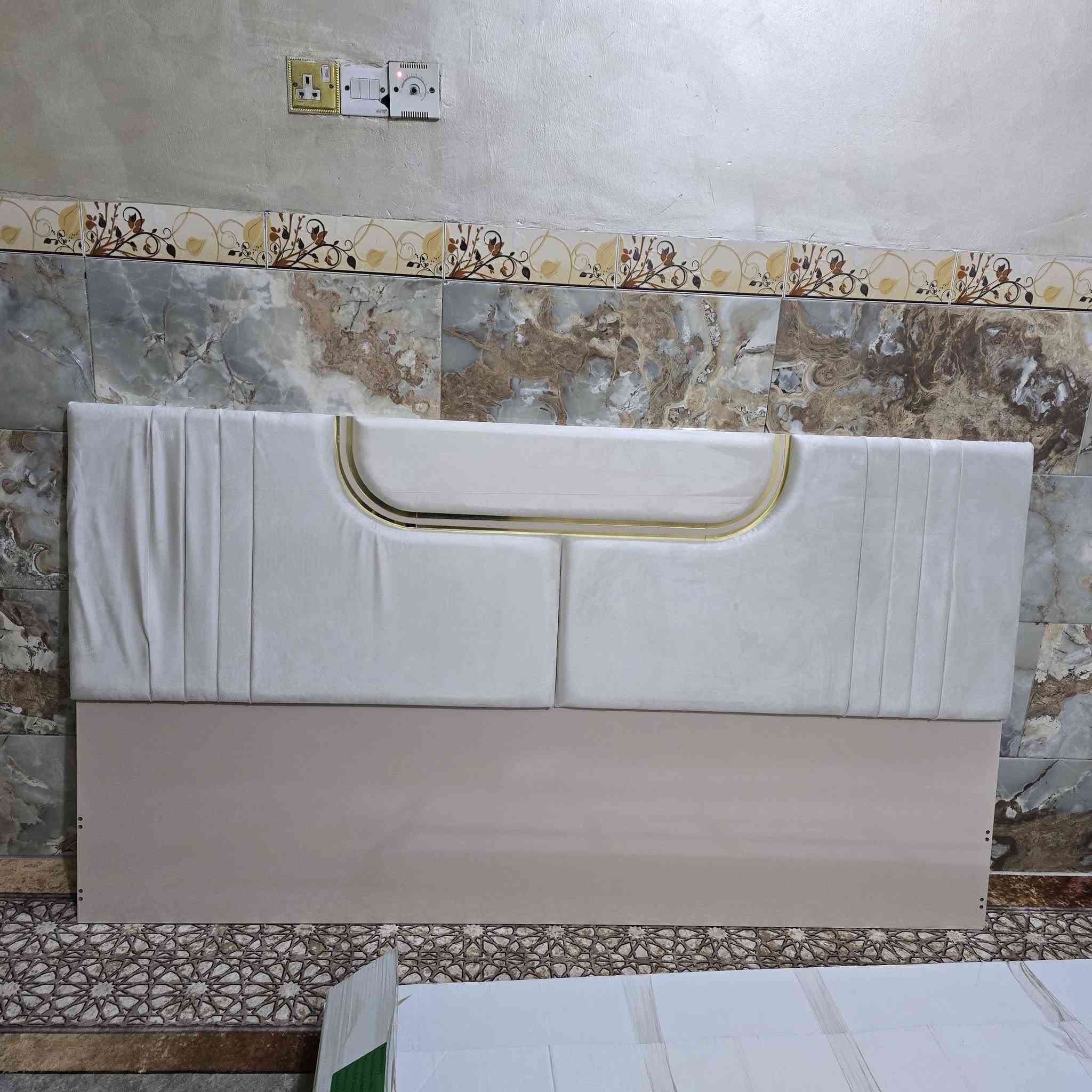 ا
السلام عليكم غرفه تركيه 5 قطع كارتون لون الغرفه كريمي  اوفايت ماعندي صوره كامله للغرفه  السعر 425
 الرقم ***********
