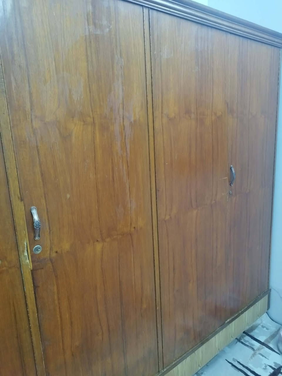 قنصور للبيع خمس ابواب خشب عراقي ثقيل يعوزه بس صبغ بي 6 رجلين يعني مرفوع عن ألارض السعر 225 وبي مجال مكاني موصل حي الاخاء قرب جامع كرم العزيز رقم *********** او مراسلة الصفحه
