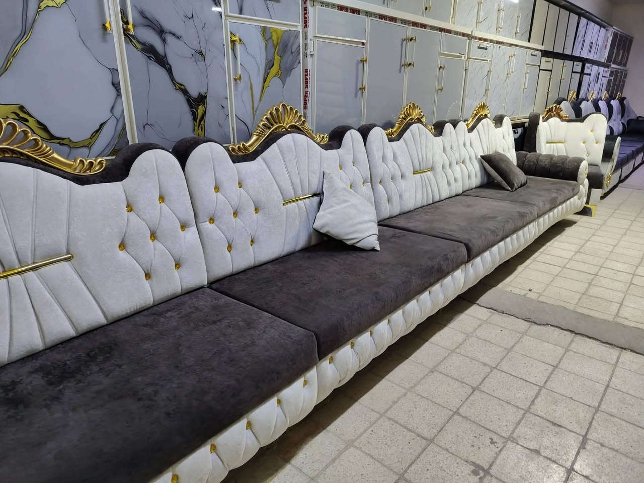 معرض زياد الأثاث المنزلي
ديوان فصال شغل عراقي حطاطه أبو التاج قياس 7 أمتار 11 مقعد 
الخشب بلوك 18 ملم سفنج اكستره مميز 10 سم 
رجل حديد ثقيل 
القماش خاولي مبطن 
العنوان تكريت شارع الزهور خلف افران الكرخ وقاسم مول معرض زياد الأثاث المنزلي 🫴 
***********
