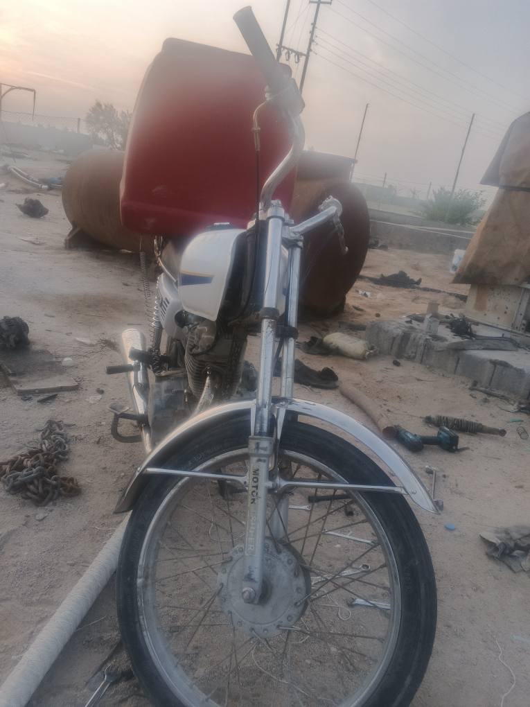 سلام عليكم  دراجه ايراني ادوات 5كير تعمير جديد شاصيها مكفول دراجه مال شغل ابد ما اتوكفك بشارع العنوان بصره زبير السعر خاص رقمي ***********هاذ واتساب ***********هاذ رصيد
