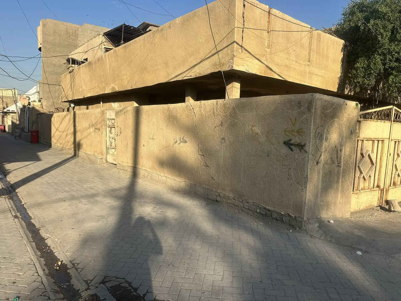 سلام عليكم بيت البيع المساحه 260 متر واجه13ونزال20 موقع البيت زعفرانيه اب ضهر شارع المعهد البيت بناءقديم ينباع كاع البيت ركن الستفسار ***********
