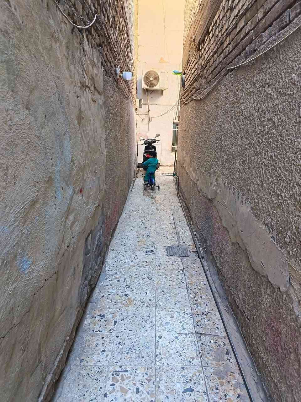 نص قطعه خلفيه البيع
الموقع مدينه الصدر ق 31 
خلف جامع سيد الرسل مقبل المنتزه
نوع البناء عگاده
تتكون من استقبال وغرف وفوك غرفه سندويش 6*4
***********
