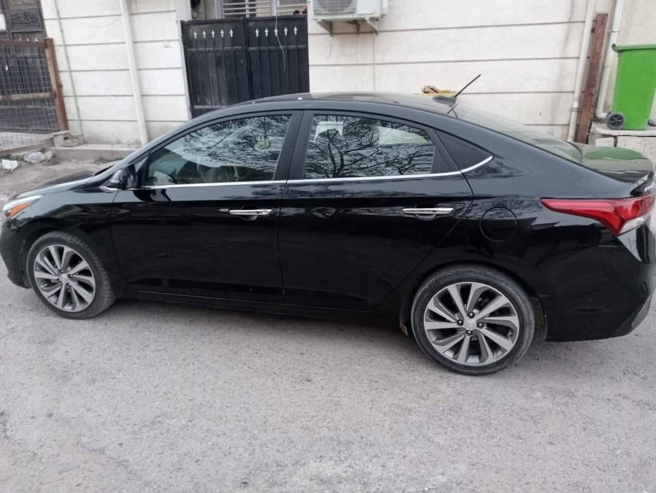 السلام عليكم اكسنت وارد امريكي بدون ضربة موديل ٢٠٢١  نظيفة مكفولة كير ومحرك  ١٦٠٠ دوش بيها سبايدر بس اني شايلة حالياً فول مواصفات فتحة بصمة تدفئة كشنات اشارة مراية شاشة كار بلي لايت زنون مابيها صبغ عدا الدعامية الامامية السعر 70ورقه وبيها مجالل مطلوب واريد ابيعها ***********
