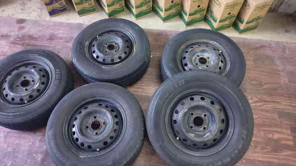 للبيع خمسة ويل 13 زوج تاير نضافة 90% ولباقي 70% بدون اي بنجر او كسر. السعر 75 وبيهن مجال واحد من الاويالة بي طخلت مبين بل صورة المكان نجف *********** وتساب
