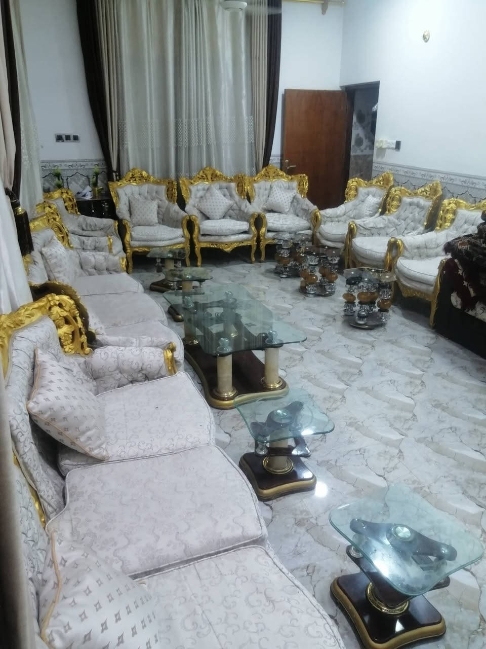 للبيع ديوان درجه والئ مستعجل 14مقعد +7طبلات اصليه +طبله جبيره 1  تصال ***********
***********
