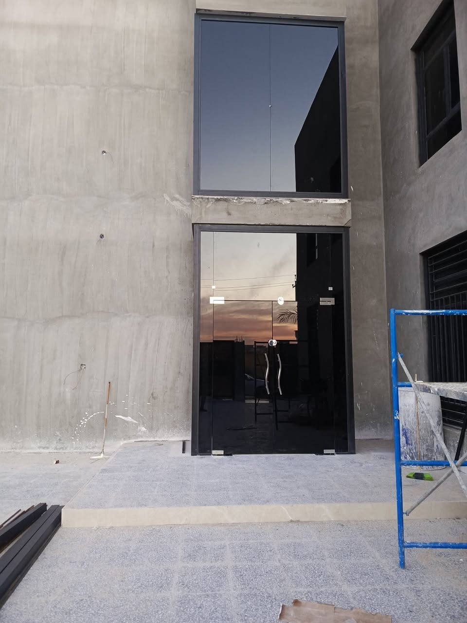 السلام عليكم
نعمل الزجاج السكيورتي ال ١٠ملم المقسى ضد الكسر وبكافه ألوانه مع اكسسوارات اصليه وبضمان حقيقي٣سنوات للاستفسار الاتصال على الارقام التاليه 
***********
***********
