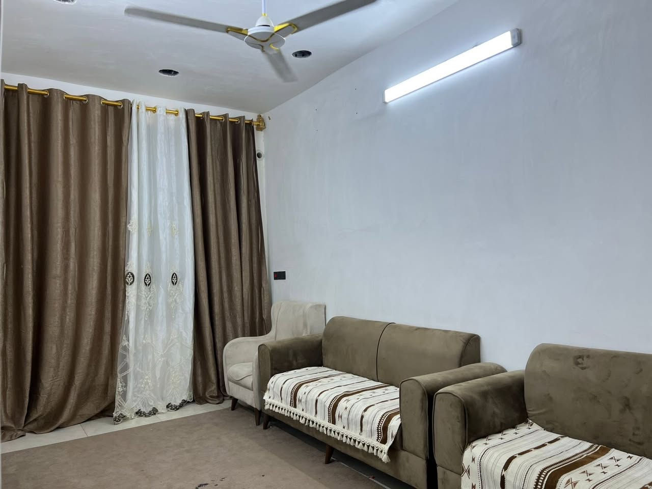 السلام عليكم
للبيع طابقين ٩٥ متر الواجهة ٤ وربع وبعدين تفتح توصل ٥ امتار من جوه 
الطابق الارضي // تواليت +استقبال + ممر+ صالة + غرفة + منور + حمام 
الطابق الاول // ٢ غرف نوم وحمام وصالة  
 البيتونة سندويج مسويها مخزن جبيرة 
نقص فقط كاشي الطابق الاول وستارة
الباقي كله درجة اولى 
العنوان/ حي الكوفة شارع الصورة فرع محطة الهدى ثاني بيت عن المحطة 
***********
— في ‏بغداد‏.
