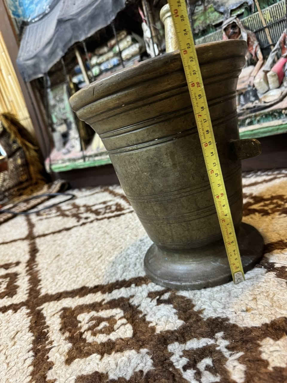 هاون بغدادي قديم ابو التراجي ارتفاع ٢٢ونص وزن ١١ ونص 
***********
