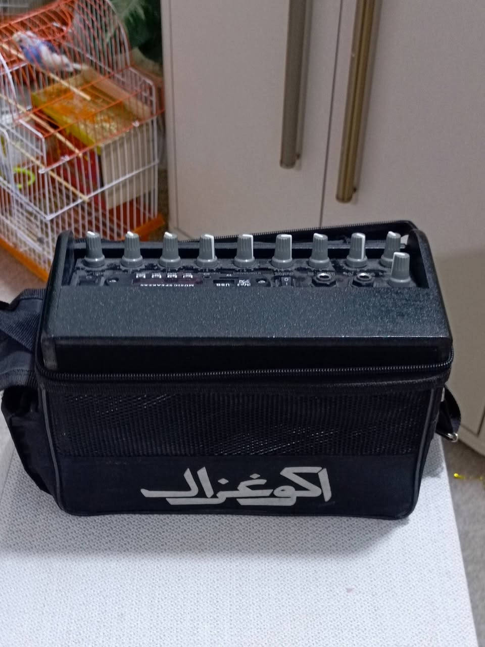 مكبر صوت محمول للبيع – كونزارد
مكبر صوت عملي ومناسب للرحلات والمناسبات الصغيرة والخارجية.
المواصفات:
• مدخلين مايكروفون (MIC 1 / MIC 2)
• تشغيل USB و MP3
• مدخل AUX لتوصيل الهاتف أو أي جهاز
• تحكم كامل بالصوت: Bass / Treble
• مؤثرات صوتية: Echo – Repeat – Delay
• أزرار تحكم بالموسيقى (تشغيل، إيقاف، تغيير المقطع)
• حجم صغير وسهل الحمل مع حقيبة خاصة

للتواصل مازنجر ❤️


**إذا كنت صاحب هذا الإعلان وتريد حذفه لأي سبب، رجاءا أرسل رسالة إلى الدعم الفني**