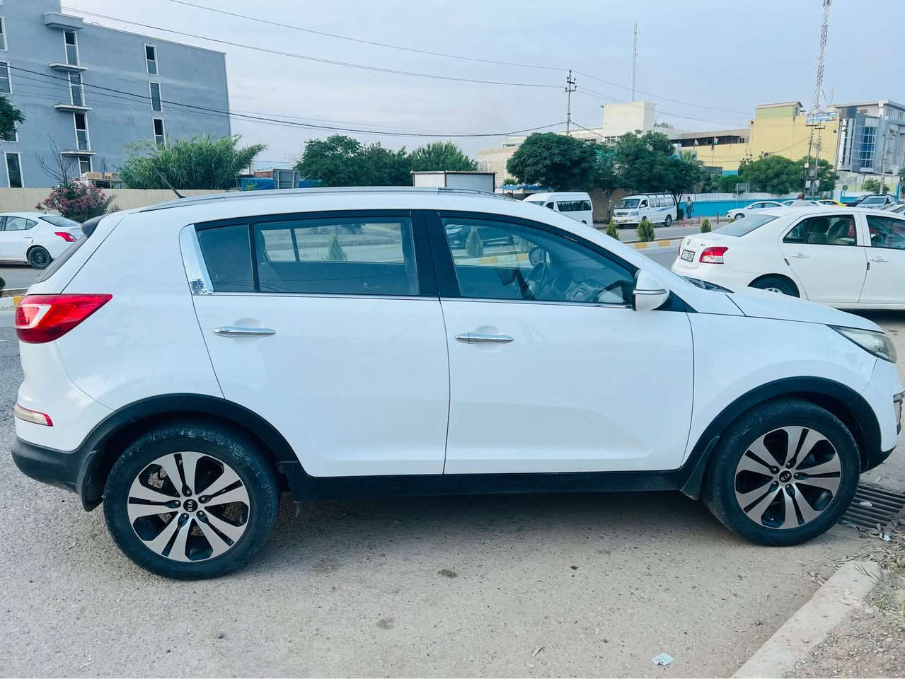 KIA sportage  2012
گیڕ و مەکینە بە شەرت.. سەنەوی تازەیە.... کارتی بەنزینی هەیە... ABS..کامیرای دواوە...ئاوینە کارەبای.... بۆیاخی نیە بەس تەعدیلی ساردی هەیە...گیڕ تۆماتیک و عادی..  تەحویل براوە بەشەرت...
ژ.م..***********

KIA2012 سبورتيج  
المحرك والمحرك يشعران بالخجل من نفسيهما. إنها جديدة... هناك بطاقة وقود... ABS.. الكاميرا الخلفية... الماء الكهربائي... ليس فقط باردا... هذا أمر تلقائي وطبيعي.  التحدي هو الفوز... شمشمل, السليمانية
