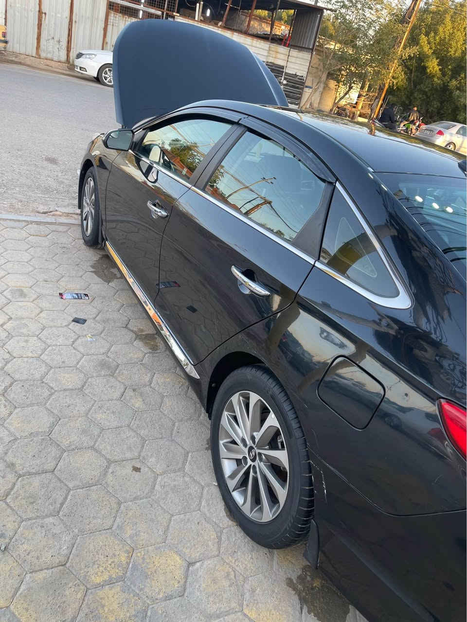 السلام عليكم 
سوناتا مديل 16 امريكي لون اسود سياره نضيفه مال جناي حادثه جاملغ امامي وبنيد فقط وجه الغد صوب اليمنه مصلح وجه فقط يعني شي قليل سياره نضيفه جداً الله يشهد سياره مال جناي الياخذه ميذ عليه دينار واحد مكاني النجف الاشرف حي المهندسين رقمي *********** النجف, العراق
