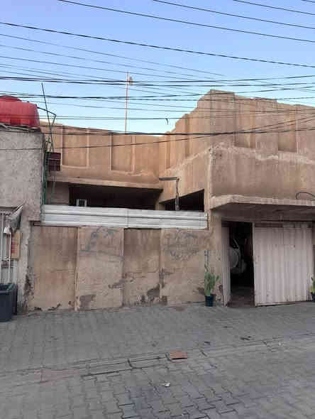 السلام عليكم 
لدي دار في حي الجمعيه ١١٦٣٩ -
مساحه ٢٦٠م -١٣*٢٠_بناء ١٩٨٥-شارع ٨م مقرنص -يتكون من 
١-استقبال٦*٥
٢-هول ٥.٥*٤*٥
٣-غرفتين نوم 
٤- كلدور كبير ٨*٥
٤-مطبخ٤*٥-٤*٥
بحاله جيده جدا يصلح سكن 
على الراغب الاتصال بنا مباشرآ

‭0781 172 4753‬ النجف
