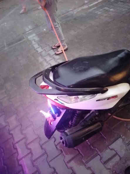 السلام عليكم 
عندي ماكس ثعلب 
دراجه خير من الله 
على البلادي مالته 
كابريتر بلادي مالته 
محرك كهربائي كلشي شغال 
بيه سماعات ابلوتاث نشرات خلفيه
شلعه ابريك خلفي امامي كله شغاله 
راجه مال جناي 
العنوان بغداد الشارجه قرب جامع براثه 
الاسعر 650 الف بيه مجال حق جيتك  
الاتصال او مراسله خاص او واتساب 
***********
