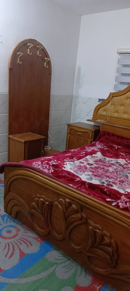 السلام عليكم غرفة خشاب للبيع نضيفة خشب اصلي ثقيل السعر 600 وبيها مجال 
للاستفسار التواصل ***********
