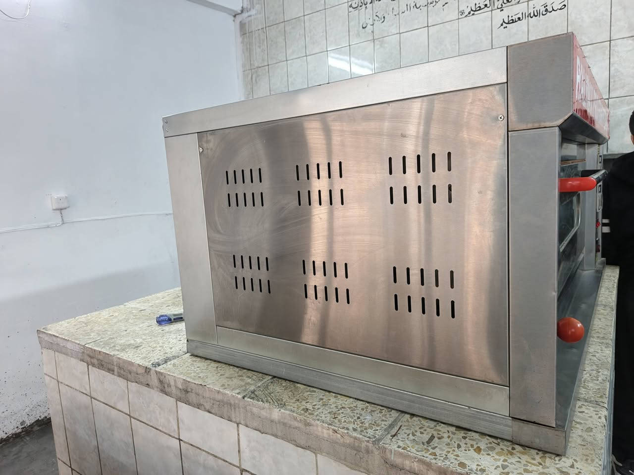 للبيع فرن بيتزا كلش نظيف شرط الفحص . أو مراوس مع فرن كهربائي يأخذ صينيتين ***********  /***********
