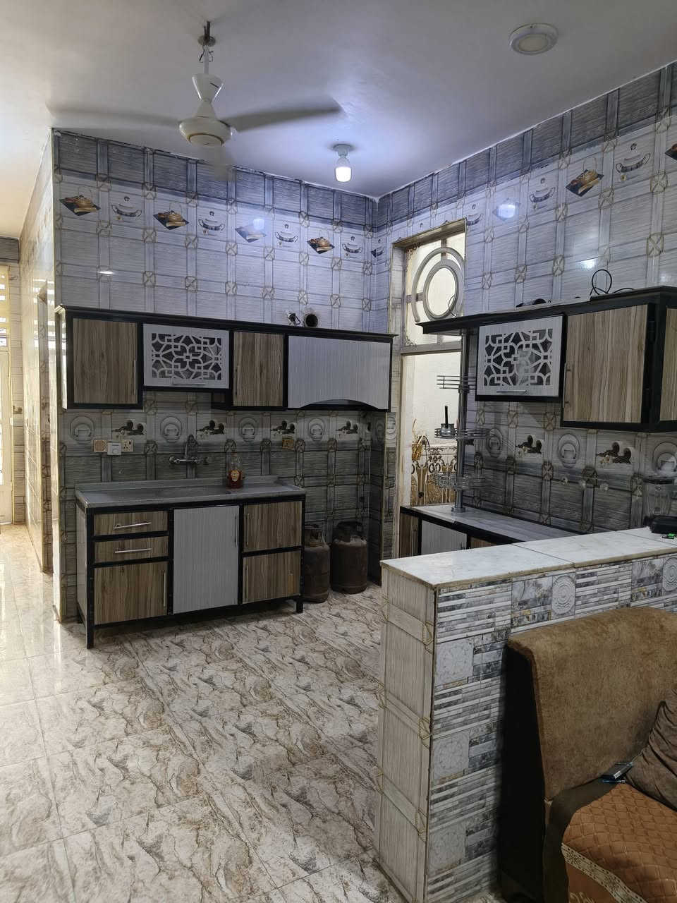 السلام عليكم بيت للبيع 150 متر واقع حال وبل سند 125 سنه البناء 2020 طابوك كله جمهوري الموقع ضباط الخاجيه مقابيل الجدول شارع 20
♍
الطابق الاول يحتوي على مطبخ وصاله واستقبال وغرفه وصحيات 
الطابق الثاني يحتوي على صاله و غرفتين نوم وصحيات والاستفسار عل الرقم ***********
