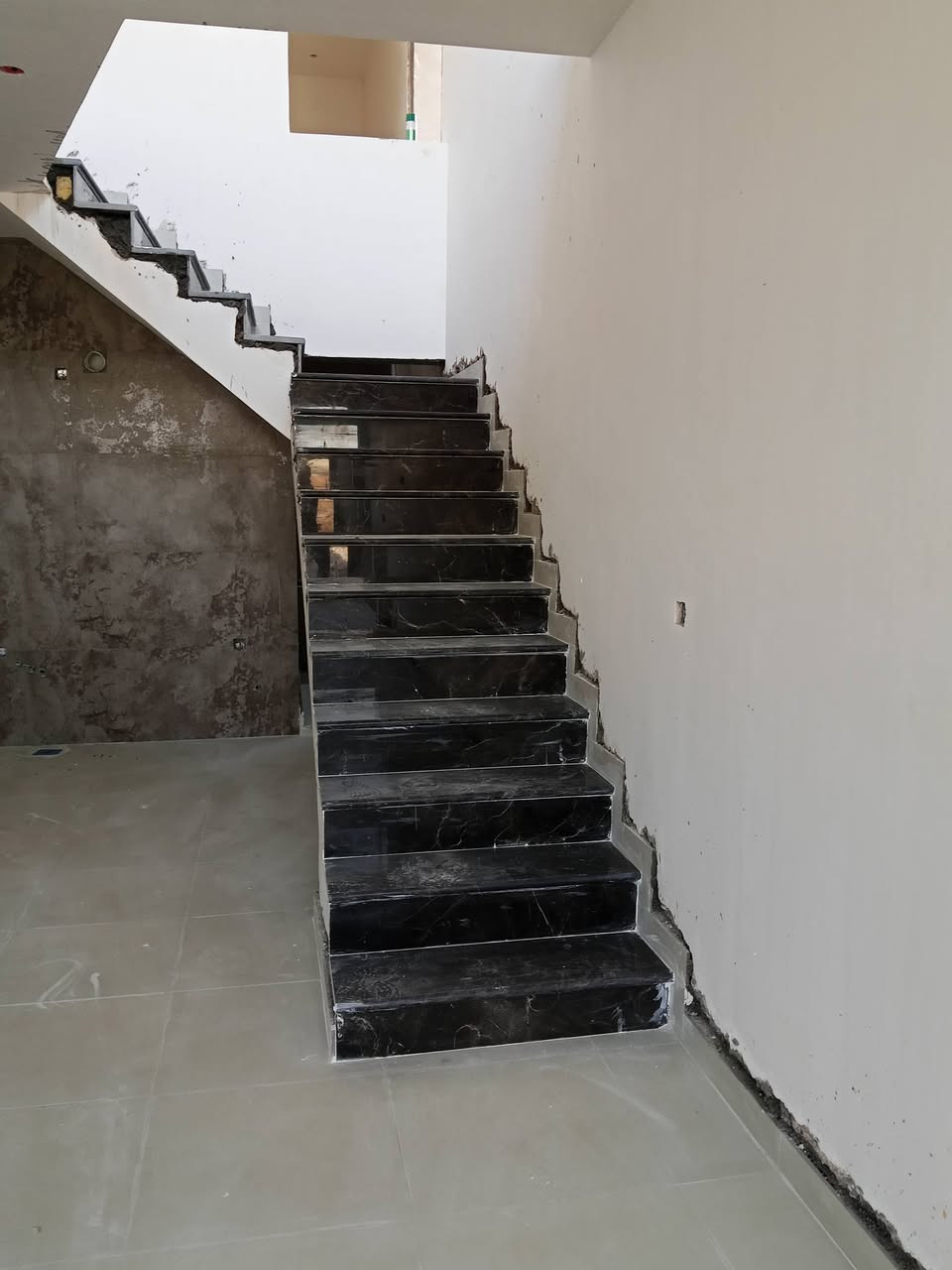 كادر مصرى لتركيب البورسلين والمرمر والبايات والكاشى والجدران والالواح شغل درجه اولى التزام بالعمل للتواصل ***********
