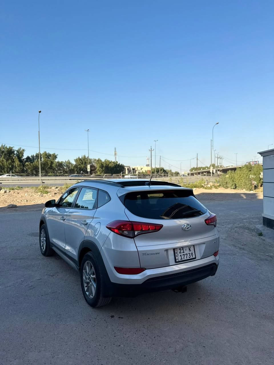 سلام عليكم
السلام عليكم/***********
توسان 2017 
بيها ٣ قطع بدون داخل بدون ايرباك بدون داخل لغود شواصي مكفولة 
فول مواصفات
بانوراما
جلد اسود
تدفئه كشنات + سترين حتى الكشنات الخلفية
تبريد قطعتين
مكاني بغداد الدورة
السعر 143 بية مجال 
***********
