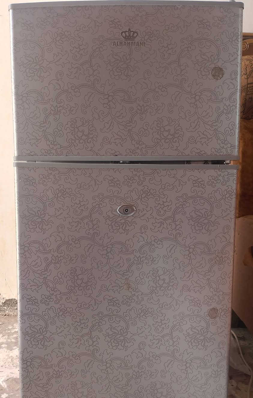 ثلاجة زغيرة استخدمتهة شهر واحد اجتني هدية زواجي وبعدين عزلت وجبت وحدة جبيرة وبقت متروكة مااستخدمهة
طولها ٨٠ سم و عرض ٤٠ سم (قدمين و٧.٥ انش)
درجات التبريد ٧ ومن رقم ٥ وفوك تضل تجمد حتى من جوة تبريدهة والتجميد كلش قويات رايدتهة ب٩٠ وبيهة مجال قليل
  مكاني التنومة الصالحية
***********
