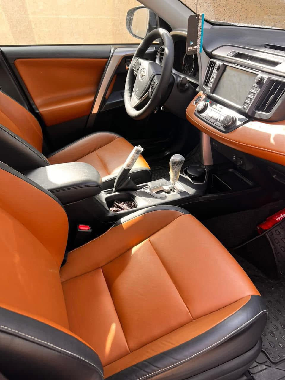 السلام عليكم 
 
تويوتا راف فور فول مديل 18 فول  مواصفات VXR سياره جديدة مكفوله كفاله عامه  من الضربه الصبغ والشخوط  رقم سليمانيه جديد ماشيه 115 بيع او مراوس للاستفسار 
***********
