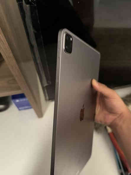 ايباد برو M2 الحجم الكبير (12.9) الجيل السادس 
ذاكرة 128GB
بطارية 90% 
الجهاز نضيف جدا ومكفول مستخدم للدراسة فقط.. 
مع كارتون وكامل ملحقات وقلم يدعم راحة اليد 
السعر: 800 الف
بغداد/ الحرية (لا يوجد توصيل)
للتواصل واتس اب ***********
