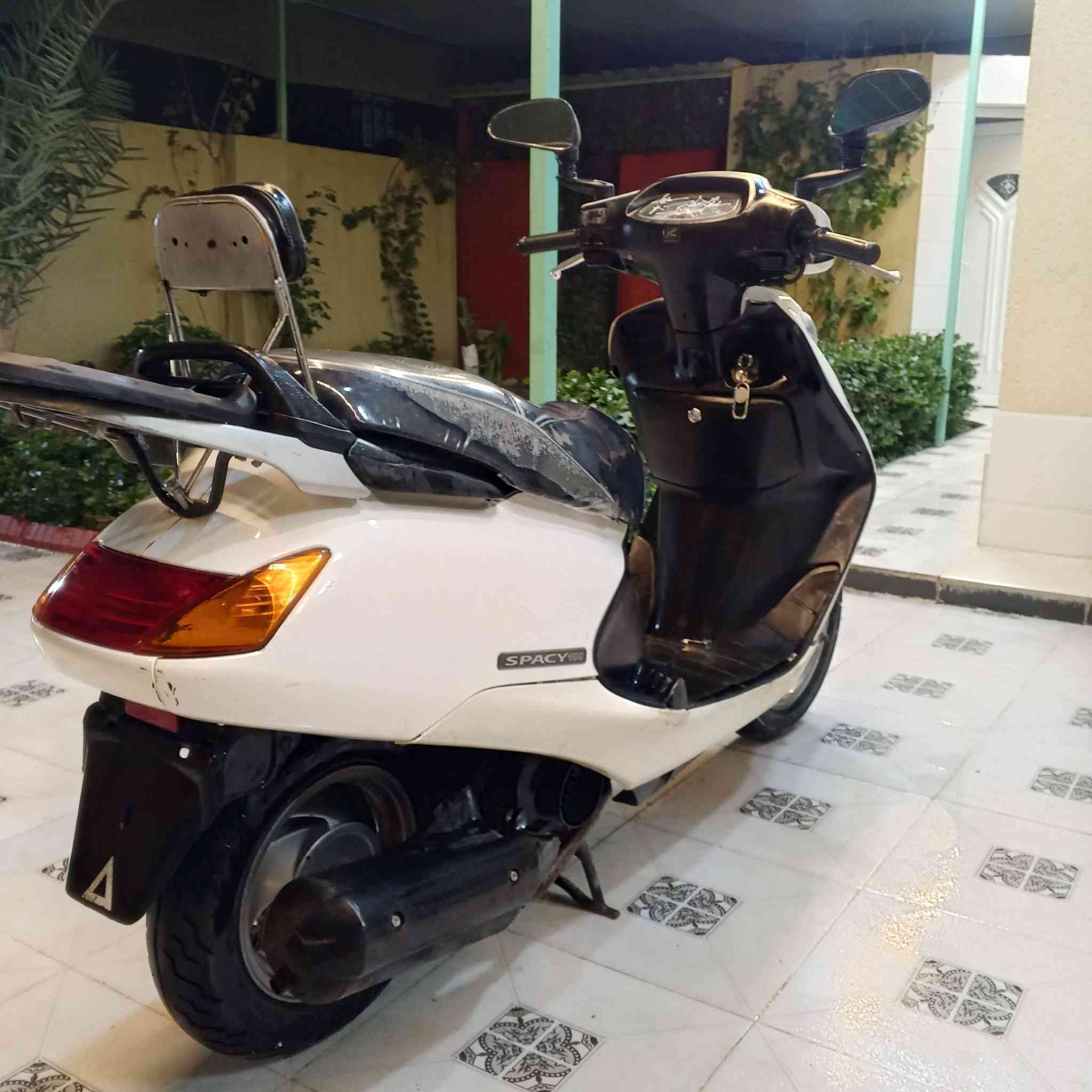 دراجة سبيسي ياباني ✅
دراجة نضيفة 

كهربائيات كلهة شغالة 

قفل استيرن 

اشاير

هورن 

سلف 

هندر 

ومكينتهة ناعمة 

السعر خاص    او اتصال علة رقم        ***********

مكان كوت خاجية شارع 40
