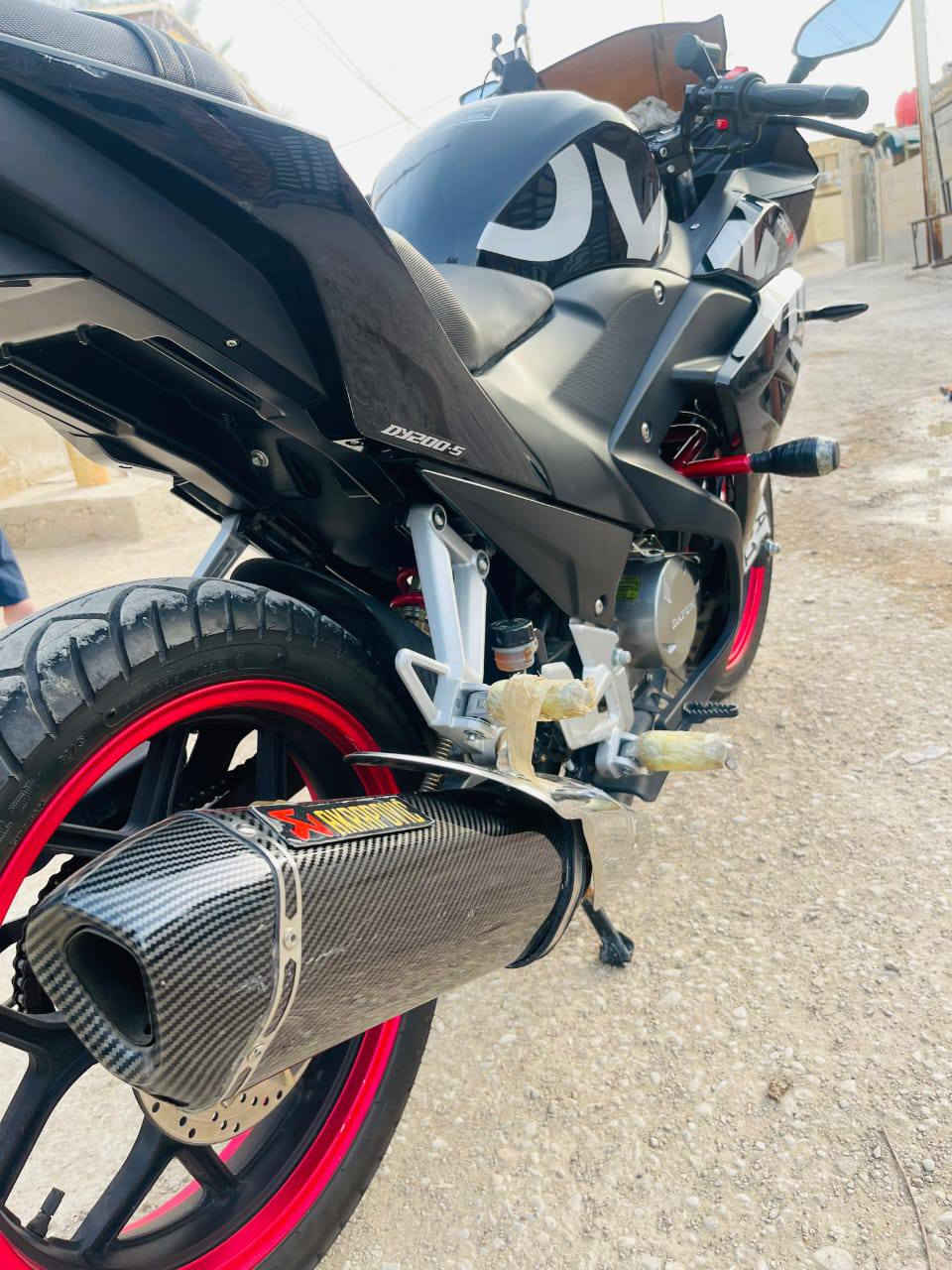 السلام عليكم دراجه دايون بطح محرك 200دراجه موديل 2023 كفاله عامه شخط ما بيه ومرقمه بسمي تحويل ثاني يوم مامتواجد عل فيس رقمي ***********
