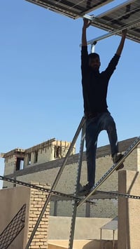 تجهيز وتنصيب طاقه شمسيه بضاعه مكفوله كفاله حقيقيه من الواح وانفرتر وبط...