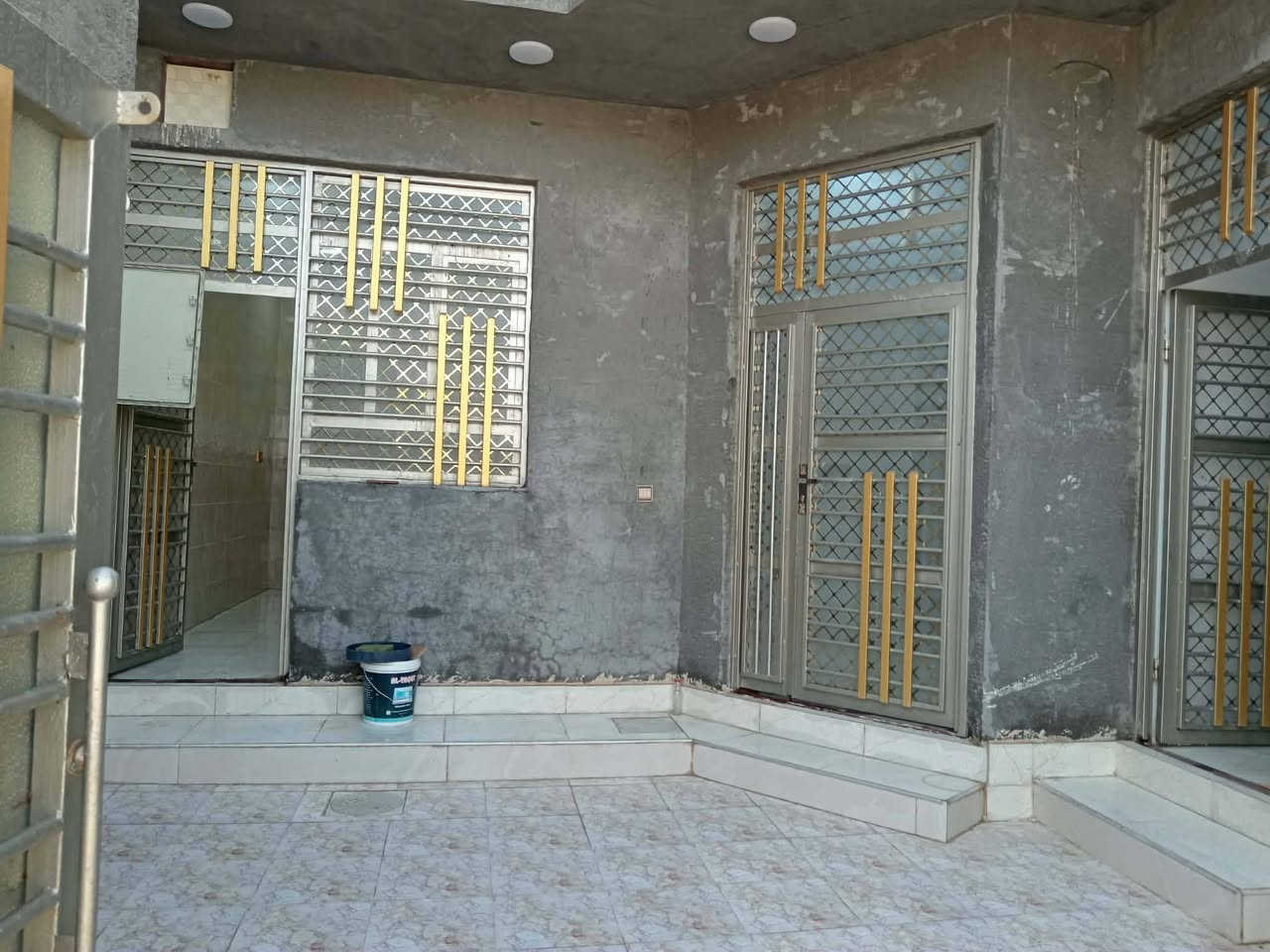 السلام عليكم
 بيت للأيجار مساحه ١٠٠ متر مربع غرفه صاله أستقبال مطبخ
 ماء كهرباء تبليط
 نهايه الجزء الثاني طابو زراعي بالتحرير الحولي محمد ليلى الاستفسار على الرقم  ***********
