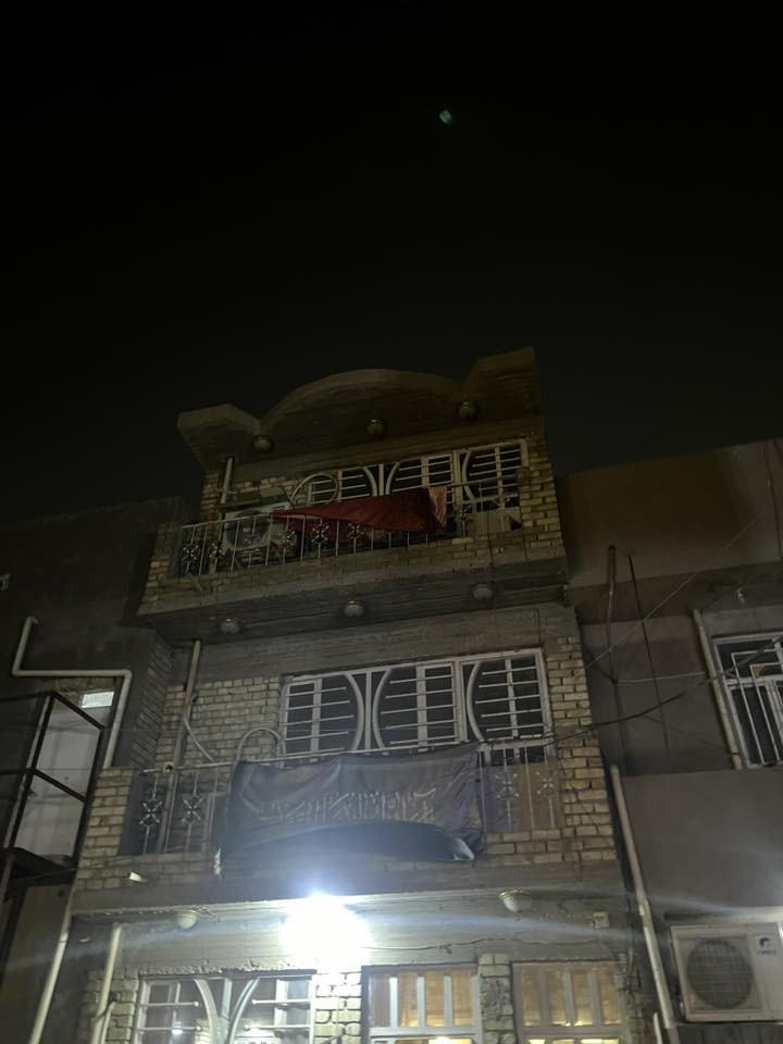 السلام عليكم 
بيت طابو صرف باسمي للبيع مساحة 50 م واجهة 5م نزال 10 ثلاث طوابق
يتكون البيت من مدخلين وثلاث غرف نوم وصالة ومطبخ وصحيات عدد 2 
الطابق الارضي صالة وخدمات ومطبخ وترك 
الطابق الثاني غرفتين نوم وخدمات صحية 
الطابق الثالث غرفة نوم وسطح 
العنوان الامين الثانية شهداء النفط قرب ماركت كرار الوائلي  الشارع الخلف اسواق عصام الشمري للتواصل 
***********
