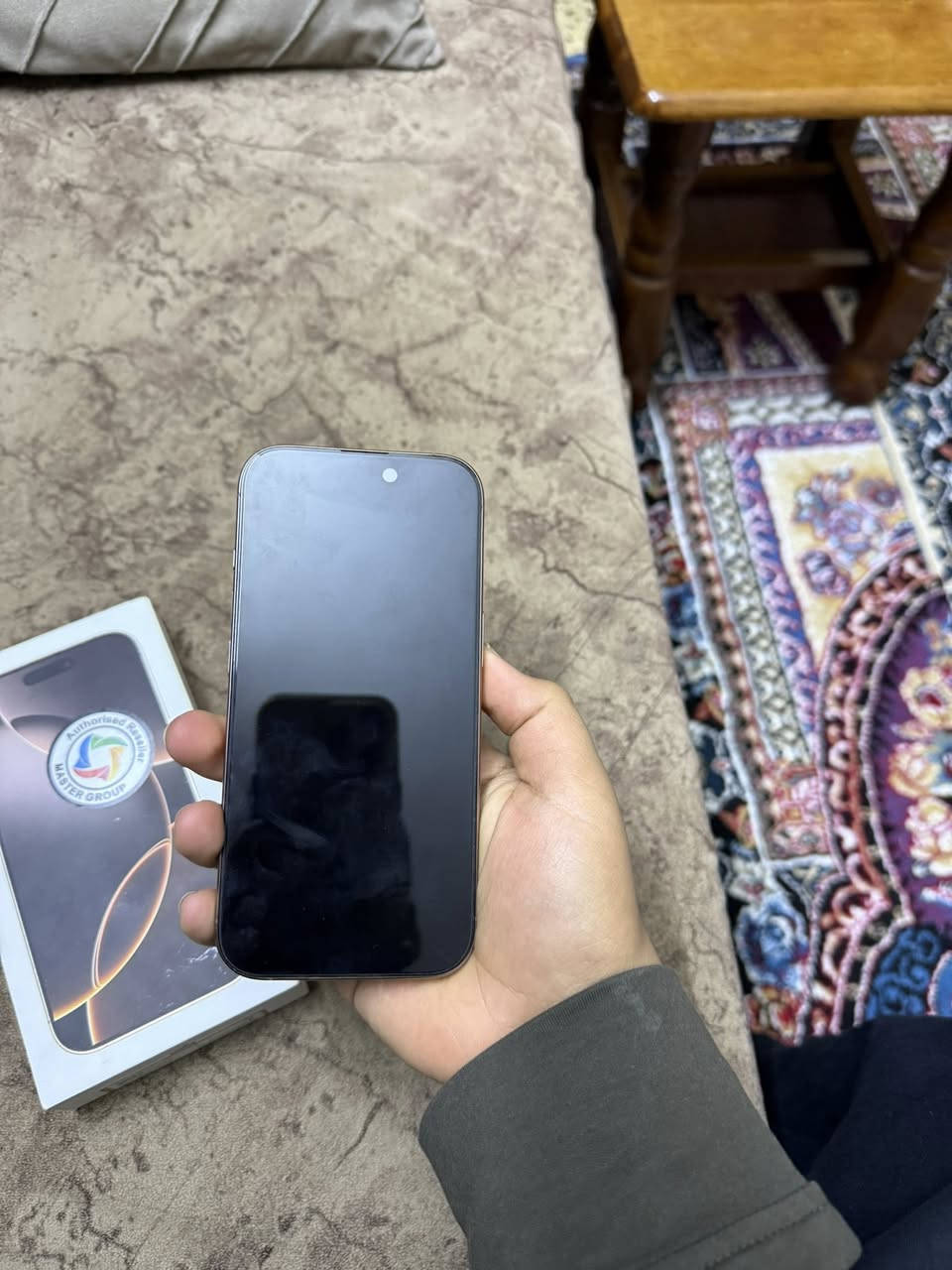 آيفون 16برو 
مستعمل حاله جيده كامل هوه والشاحنه والكارتونه 
ذاكره 256 مشحون 42 البطاريه 100 شخط مالي 
نموذجM  السعر 1350000
للتواصل علا هاذه الرقم ***********
المكان بغداد الغزالية
