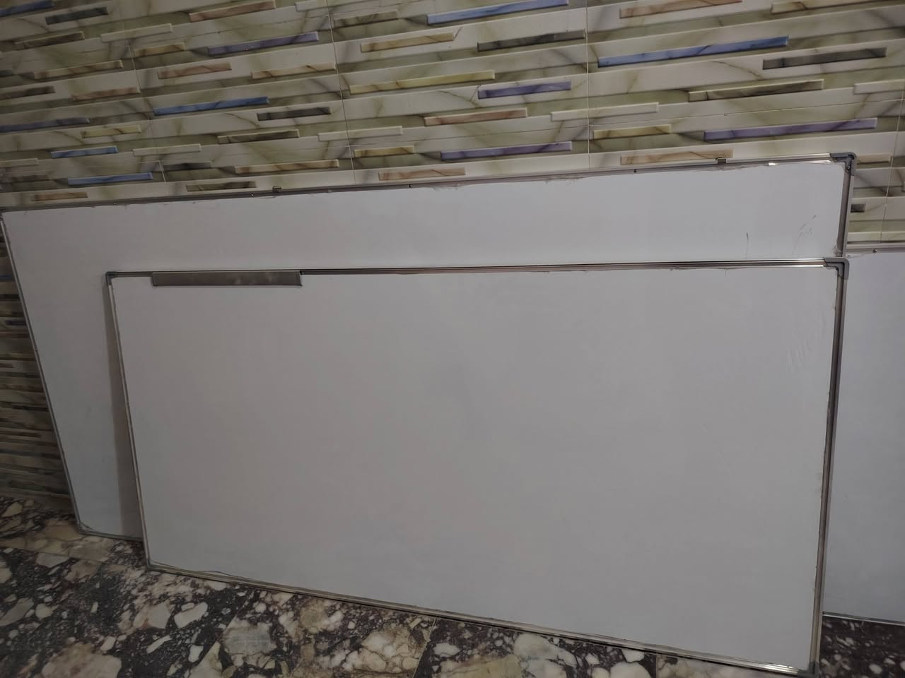 اغراض معهد للبيع 
استولات جامعية تركيه
رحلات خشب نفر واحد
سبورات حجم كبير ٢ متر و ٢متر و ٤٠

***********
