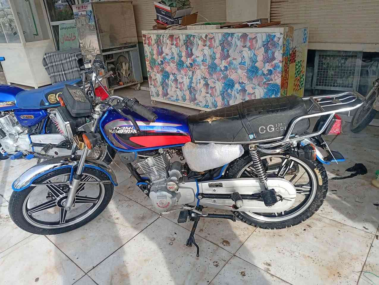 ماتۆڕی 5گێڕ مۆدێل 20اوراق سلفوو کارەبای مزبوتە بۆفڕۆشتن ماتۆڕێ پاکو جوانە سعری400هەزارو مەجالی تیایە شوێن سموود.. ژم***********
