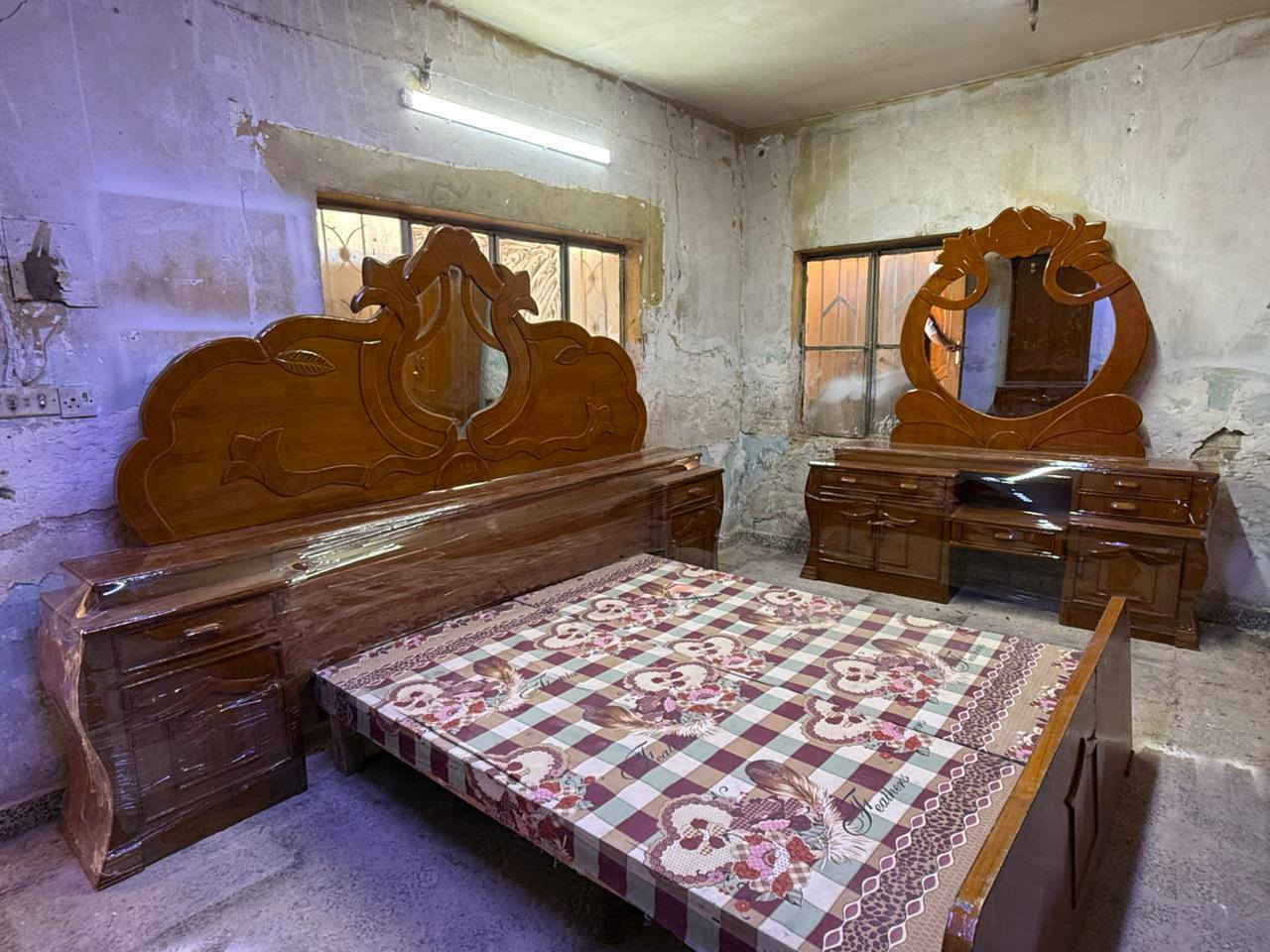 غرفه صاج بورمي. طابقين ام سته ثكيله نعيوده من جديد صبغ جام قفاله سراكي. شغل ثكيل ***********
مكان حله ثوره
