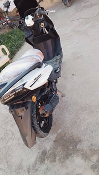 دراجه للبيع ماعرف بيهه بس ادري المحرك ياباني 150قيم او اخذ رقمي 077010...